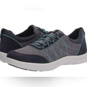 Women's Clarks cloud steppers, cushion soft shoes. Like new, size 8